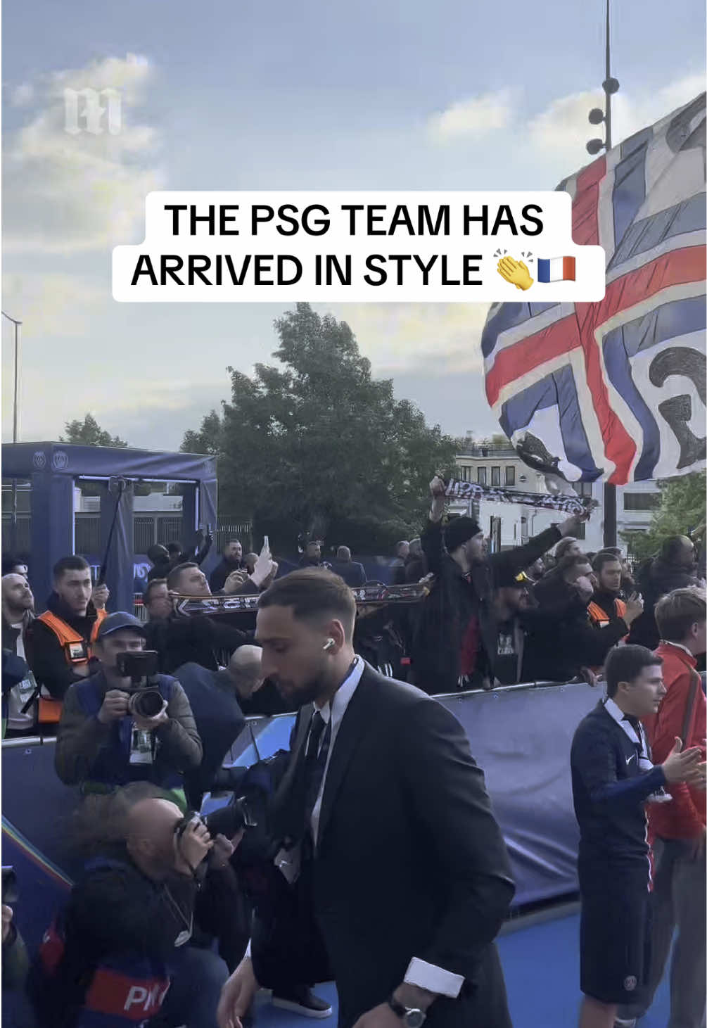 The PSG fans have welcomed their team with pure passion ahead of their Champions League clash vs Arsenal 🇫🇷👏 From the skies to the pitch – game day with @Qatar Airways  #psg #arsenal #football #championsleague #long