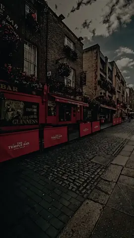 مااجمل الغرباء حين يصبحو اصدقائنا بالصدفه وما احقر الاحباء حين يصبحو غرباء فجأئه #عباراتكم_الفخمه📿📌 #اقتباسات_عبارات_خواطر #remadhan #arish #fyp #🖤🥀 