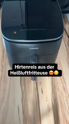Reis mit Hirtenkäse und Tomaten 😍 Mega Combi 🤤 Auch wenns komisch aussieht 😅  Natürlich aus dem Airfryer 😃 Heute aus meiner @COSORI 🧡 TurboBlaze  *Werbung wegen Markeninhalt / Verlinkung  Ihr benötigt für 2 Personen:  250g Hirtenkäse 250g gekochten Reis 200g Tomaten Olivenöl Gewürze eurer Wahl Nährwerte pro Portion: 	•	Kalorien: 580,65 kcal 	•	Protein: 25.55 g 	•	Fett: 38.08 g 	•	Kohlenhydrate: 40.81 g  Airfry 180 Grad / 15 Minuten  #airfryer #airfry #heissluftfritteuse #rezepte #schnellerezepte #einfacherezepte #Recipe #simplerecipe #EasyRecipe #cosori #Fitness #protein #turboblaze 