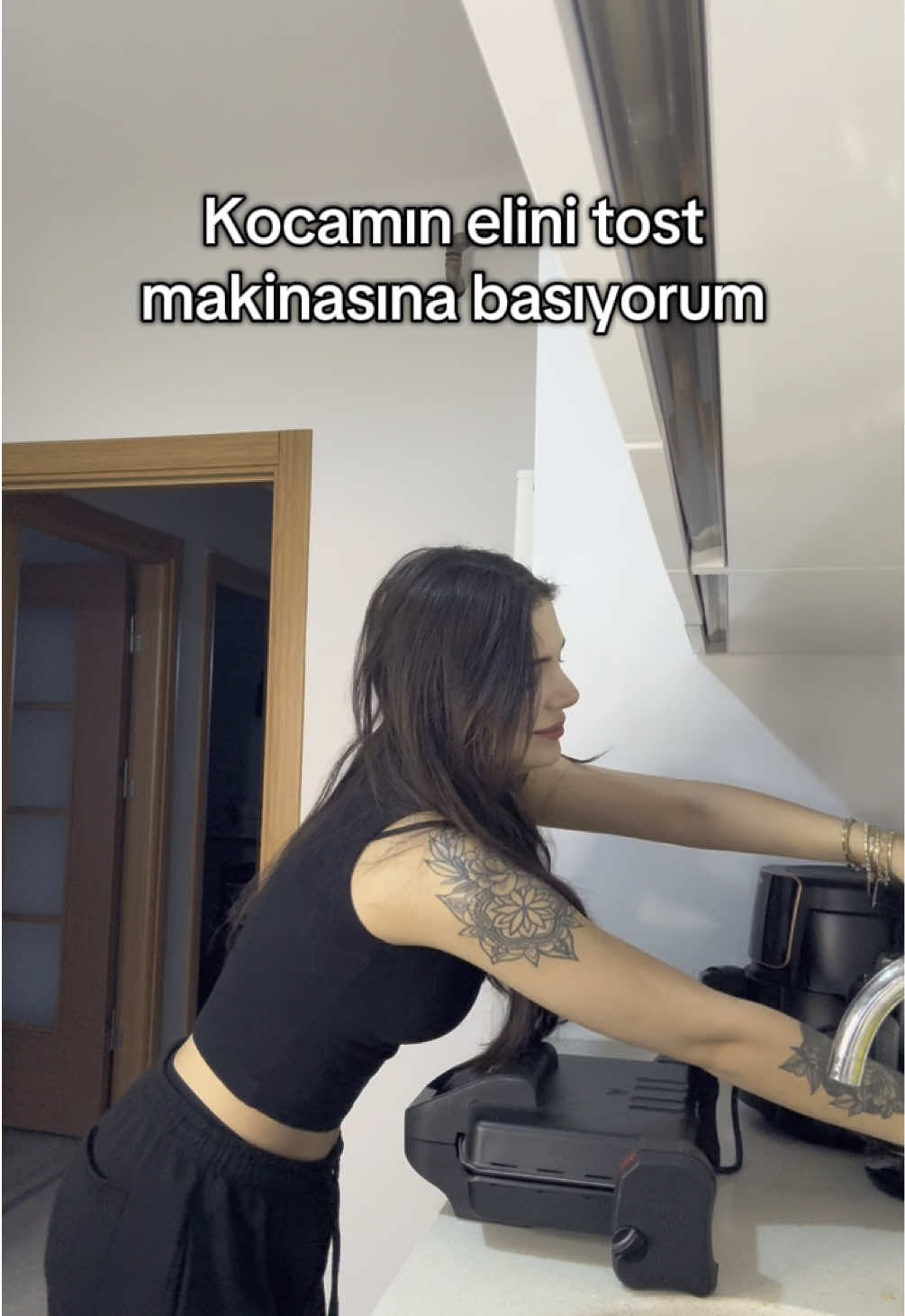 Güzel tost yaptım heee kakskelelwlsls #komedi #komik #şaka #karıkoca #komikvideolar #kışkırtma #komikvideolarim #ev #hamile #kocam #sevgili #yemek 