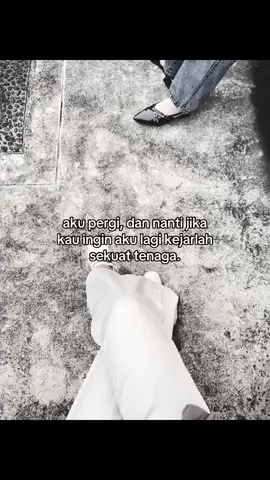 Aku pergi, ya. Kali ini sungguh sungguh. Bukan lagi ancaman yang kau abaikan, bukan lagi air mata yang kau anggap angin lalu. Aku sudah terlalu sering menahan luka, menahan kecewa yang tak pernah kau pedulikan. Aku diam bukan karena tak terasa sakit, tapi karena aku terlalu mencintaimu hingga rela terluka tanpa suara. Tapi sekarang, aku sadar cukup sudah. Aku selalu menoleransi segala kelakuanmu. Bahkan saat logikaku menjerit bahwa aku pantas mendapatkan lebih, hatiku tetap memilih bertahan. Aku menutup mata atas sikap dinginmu, membenarkan perlakuanmu yang melukai, hanya karena aku berharap suatu hari kau akan berubah. Tapi yang aku terima selalu sama “maaf”. Kata yang terlalu sering kau ucap, sampai akhirnya kehilangan makna. Tahukah kamu? Rasanya tidak sebanding. Semua luka yang kutelan mentah mentah, tak pernah setimpal dengan permintaan maaf yang kamu berikan sekenanya. Aku selalu ada saat hari hari mu untuk merayakan ataupun menemani hari sulitmu, tapi kamu bahkan tak mampu sekadar hadir penuh di hari hari pentingku. Saat aku menunggumu di ulang tahunku, kamu bahkan lupa. Tapi di setiap harimu, aku tak pernah melewatkan untuk merayakanmu dalam doa, perhatian, bahkan hadiah kecil yang mungkin tak pernah kau anggap bahkan mungkin susah kamu lupakan. Tidak akan ada wanita seperti aku. Yang tetap bertahan saat dia dilupakan. Yang tetap setia merayakan kebahagiaanmu meski diabaikan. Yang memberi dengan hati, bahkan sebelum kamu sempat memintanya. Aku mencintaimu sedalam itu, dan kamu terlalu buta untuk melihatnya. Kini aku lelah jadi satu satunya yang memperjuangkan kita. Kalau suatu saat nanti kamu sadar, dan kamu mau aku kembali maka kejar aku. Kejar aku sekuat tenaga, karena aku tidak akan lagi menoleh pada cinta yang tidak tahu cara menghargai. Aku sudah pernah memberimu seluruh diriku, dan kamu menyia nyiakannya. Jadi jika kamu ingin aku lagi, buktikan. Jangan hanya dengan kata, tapi dengan seluruh dirimu. Aku pergi bukan karena aku tidak cinta. Tapi karena cinta ini sudah terlalu sering dibungkam oleh luka. Aku pergi karena aku akhirnya memilih diriku sendiri, setelah sekian lama menjadikanmu segalanya. Dan jika ini adalah akhir, semoga kamu tahu, kamu telah kehilangan seseorang yang tak akan pernah kamu temukan lagi dalam hidupmu.