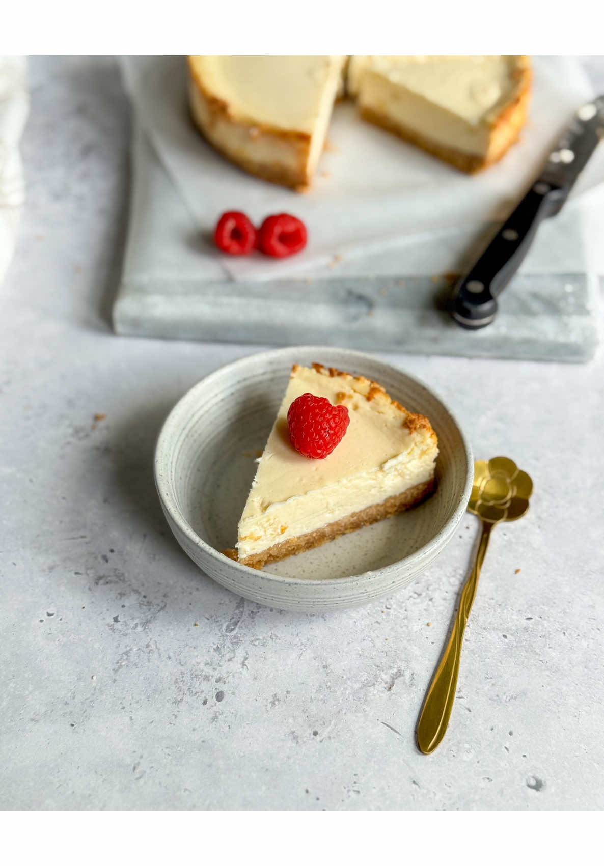 120 calorie New York style cheesecake recipe 🍰  This recipe makes 6 servings.  Macros per serving:  121 calories  14g carbs  6g protein  4.5g fat  Crust: * 70 g rich tea biscuits or graham crackers * 30 g reduced fat butter melted * 10 g stevia* Filling: * 1 large egg room temperature * 70 g Philadelphia lightest* room temperature * 250 g fat-free yogurt room temperature * 40 g stevia* * 1 tsp vanilla extract  * 1 tsp lemon juice  * 14 g (2 tbsp) plain flour Instructions:  1. Pre-heat oven to 180°C (356°F).  2. Start by making the crust. In a medium bowl, mix together the cookie crumbs, melted butter and stevia until combined. The texture should be crumbly. 3. Transfer the crust to an 8-inch cake tin lined with parchment paper. Bake for 10 minutes then set aside.  4. Make the cheesecake filling as the crust cools by combining the egg, cream cheese, yogurt, stevia, vanilla extract and lemon juice until smooth and well combined. Sift in the flour and mix again until well combined. 5. Transfer the batter to the cake tin, I prefer straining it in to ensure there are no lumps. Carefully Place the cheesecake in the middle shelf of the oven and bake for 45 minutes.  6. Remove the cheesecake from the oven and let it cool to room temperature before transferring to the fridge to set for 2-3 hours. 7. Once the cheesecake is set, slice and enjoy!