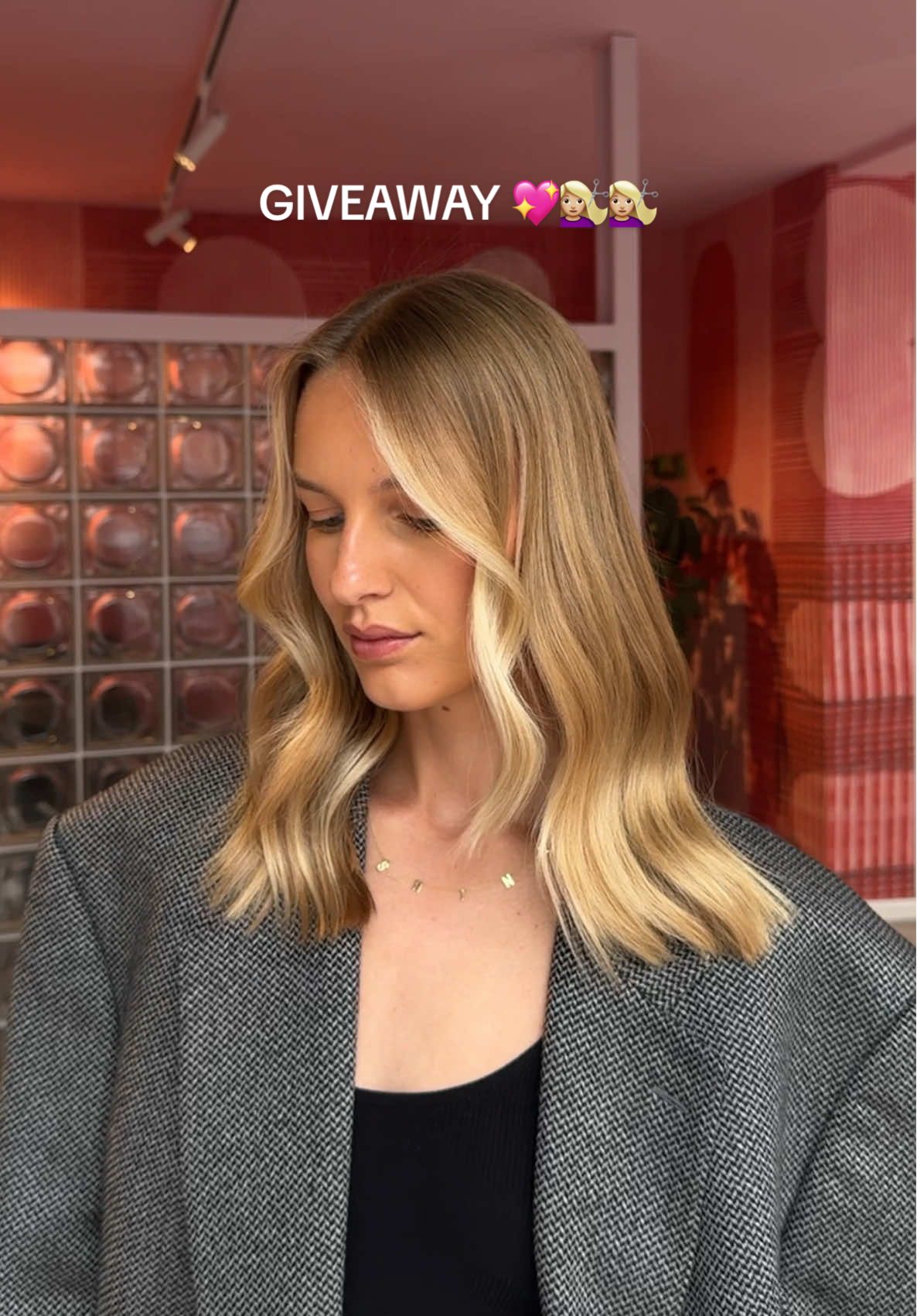 GIVEAWAY FOR YOU +1 !! 💇🏼‍♀️  ( LET OP : winnaar word op Instagram bekend gemaakt!! 🙂) Samen met @Twiggy&James geef ik een knip- en kleurbehandeling weg! Ik ben zó blij met mijn haar en nu maak jij en je bestie, moeder of zelfs je oma kans op zo’n behandeling! Wat moet je doen? 	1.	Volg @beaudeboer en @Twiggy&James 	2.	Laat in de reacties weten waarom jij dit graag zou willen winnen en met wie! Good luck!! 💖