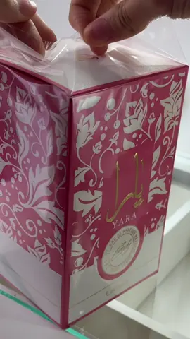 Unboxing Yara Candy #perfumesfemeninos #perfumesdulces #colombia #perfumetiktok #olerrico #perfumesarabes #yara 
