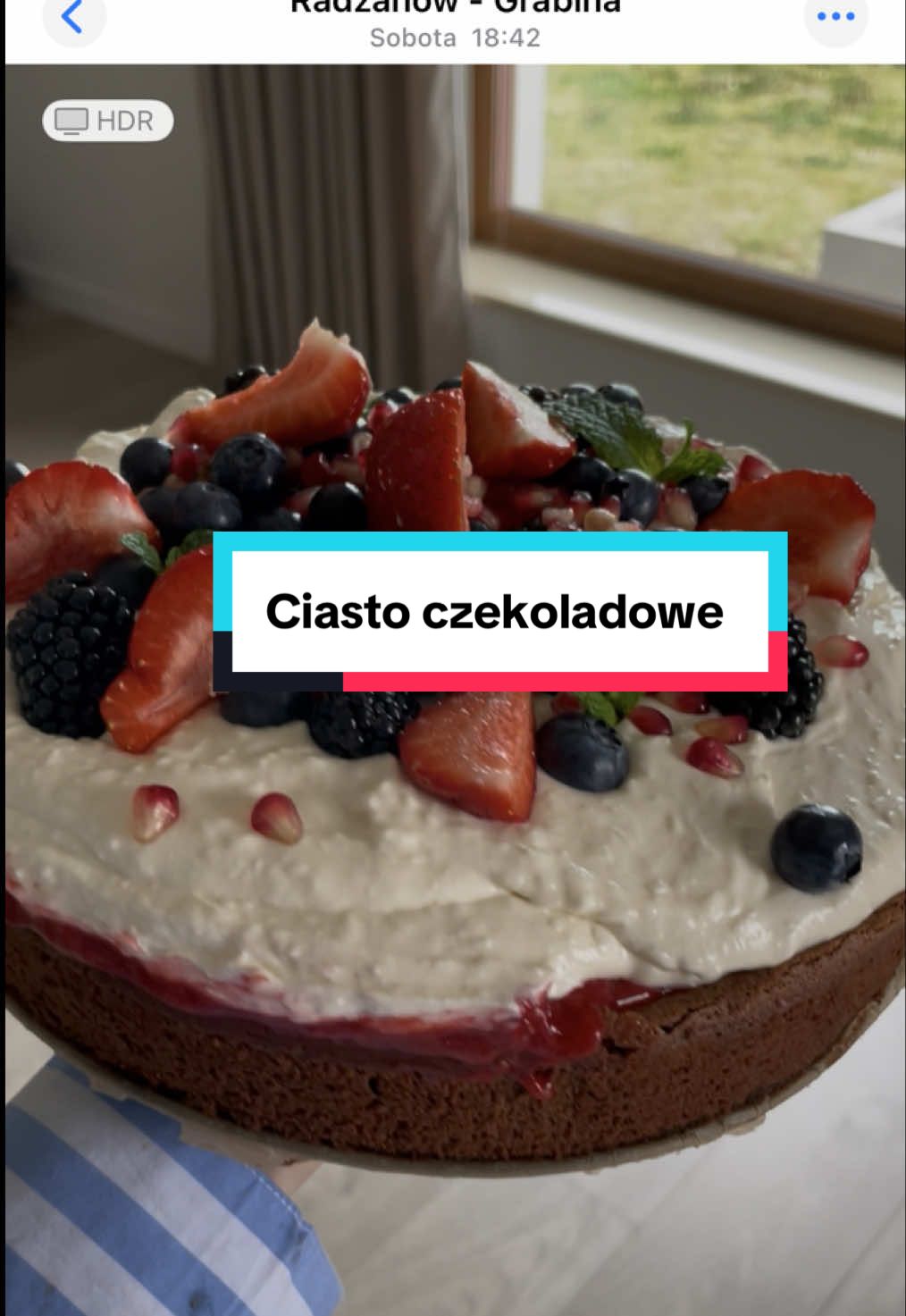 Ciasto czekoladowe:  3 deserowe czekolady ( mogą być też 2 gorzkie i 1 mleczna)  6 jajek  150g masła  50g cukru (opcjonalnie - ja nie dawałam bo krem jest słodki)  Czekoladę z masłem rozpuszczamy. Białka ubijamy na sztywną pianę. Zoltka łączymy rózga z czekoladą. Delikatnie szpatułką mieszamy z białkami.  Wlewamy do tortownicy której dno jest wyłożone papierem do pieczenia. Niczym nie smarować boków.  Piekarnik góra dół, 170 stopni 30minut.  Ciasto po upieczeniu opadnie tworząc miejsce na krem. Całkowicie wystudzić.  Mus truskawkowy (fruzelina)  400g mrożonych truskawek 2 łyżki cukru  1 łyżka soku z cytryny  1 łyżeczka skrobi ziemniaczanej  2 łyżki wody  Truskawki z cukrem i sokiem z cytryny dusimy na małym ogniu aż puszczą sok. Rozgniatamy. Dodajemy skrobie wymieszaną z zimną wodą. Szybko mieszamy i zagotowujemy. Jak zgęstnieje studzimy i potem wykładamy na zimne ciasto czekoladowe.  Krem kokosowy z przepisu @kluskaupiecze  - jest cały filmik z instruktażem jak zrobić - polecam również do tortów jest pyszny.  Na górę ulubione świeże owoce.  Smacznego 😋  #ciasto #ciastoczekoladowe #domoweciasta #latwyprzepis #domowydeser #tort #ciastonaimpreze #ciastourodzinowe #brownie #rafaello #truskawki 
