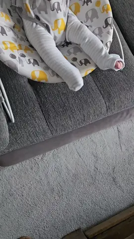 This poor baby!!!  this is a good and pure example why we need women in the world 🤣🤣🤣  #dadandbaby #daddressesbaby #baby #dadsbelike #dadsoftiktok 