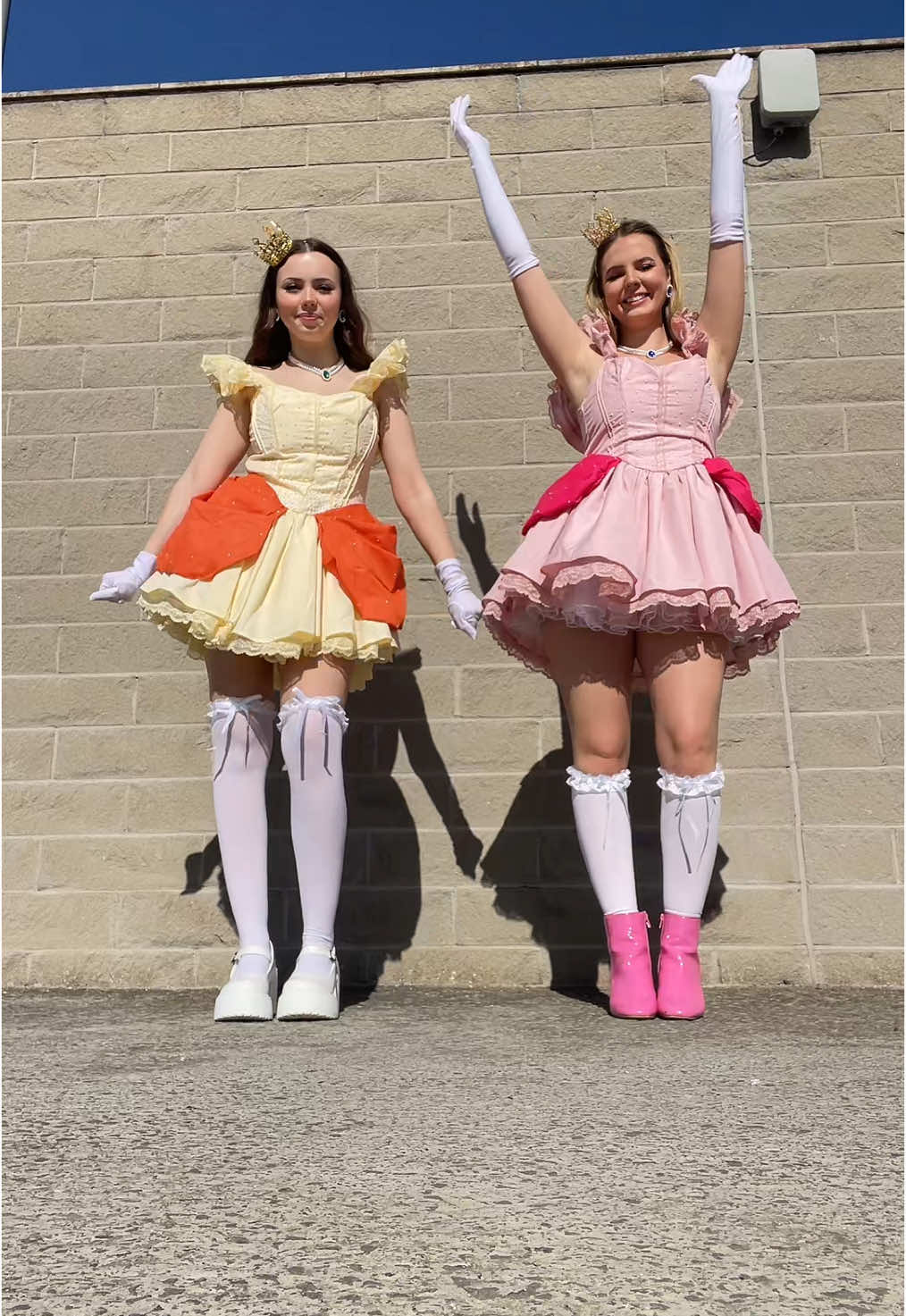 Another comic con post hehe… @Tallynnnnn  #fyp #foryou #comiccon #cosplay #liverpoolcomiccon #princessdaisy #princesspeach #nintendo 