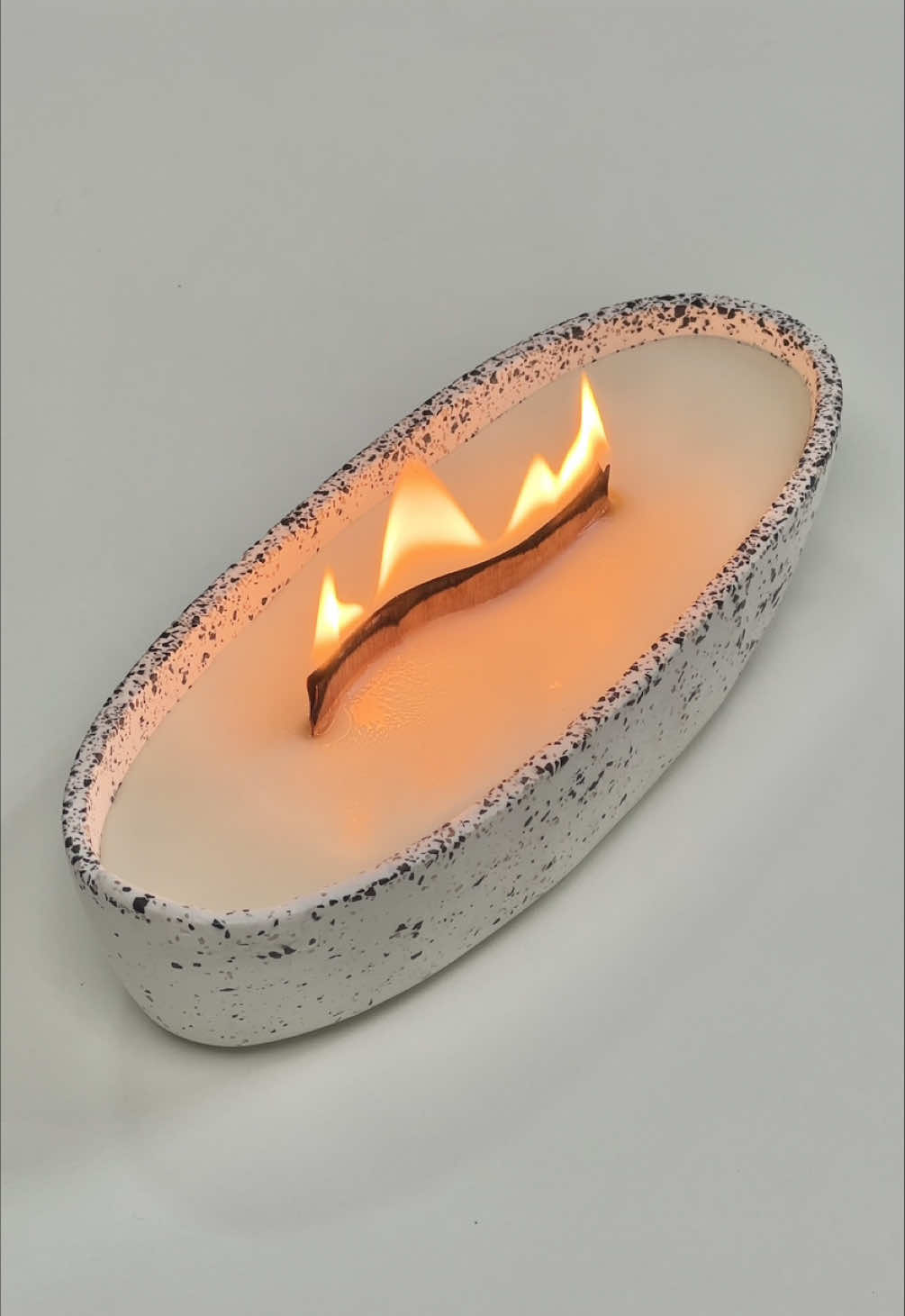 Lembram que comentei no último reel produzindo essa vela que traria o teste de queima dela pra vocês?  Nesse vídeo eu mostro e falo sobre a importância de se fazer o teste de queima das velas que produzimos. Não apenas para que ela tenha a melhor performance possível, mas principalmente para que acidentes sejam evitados. . . . #velasaromaticas #cursodevelas #velas #velaartesanal #velasaromáticas #velasartesanais #velaaromatica #candle #artesanato #artesã #testedequeima