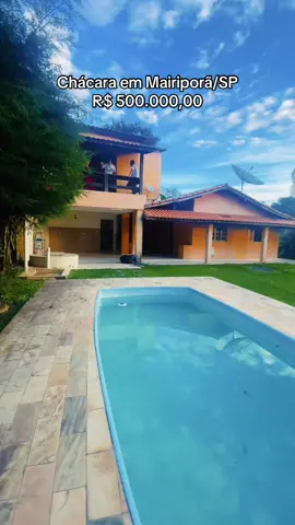 ATENÇÃO, você que busca qualidade de vida e espaço para relaxar, acaba de encontrar a oportunidade perfeita! Sua chácara dos sonhos te espera em Terra Preta - Mairiporã/SP! São 600m² de puro lazer a apenas 3km da Rodovia Fernão Dias! Perfeita para viver ou curtir os fins de semana com a família! 3 dormitórios (1 suíte com sacada); Sala de estar e jantar; Cozinha americana; Piscina deliciosa; Espaço gourmet com churrasqueira v Quintal amplo e gramado. 4 vagas de garagem ( Investimento: R$500.000,00- ESCRITURADA) !!! NÃO ACEITA FINANCIAMENTO BANCÁRIO!! #interior #imoveis #casas #natureza #chacara #vendas #corretor #vendas #corretordeimoveis #sitio #mairiporã 