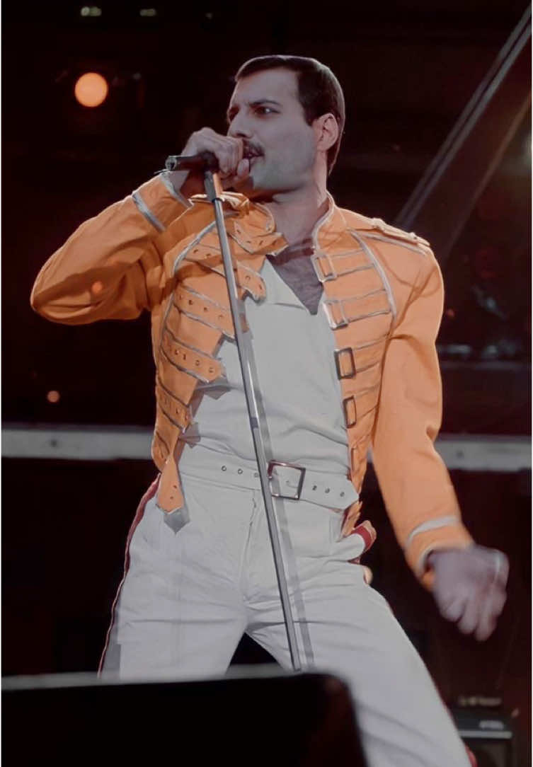 𝐈 𝐖𝐚𝐧𝐭 𝐓𝐨 𝐁𝐫𝐞𝐚𝐤 𝐅𝐫𝐞𝐞 🎵 Wembley Stadium on July 12, 1986. 💛 #queenband #freddiemercury #iwanttobreakfree #wembley 