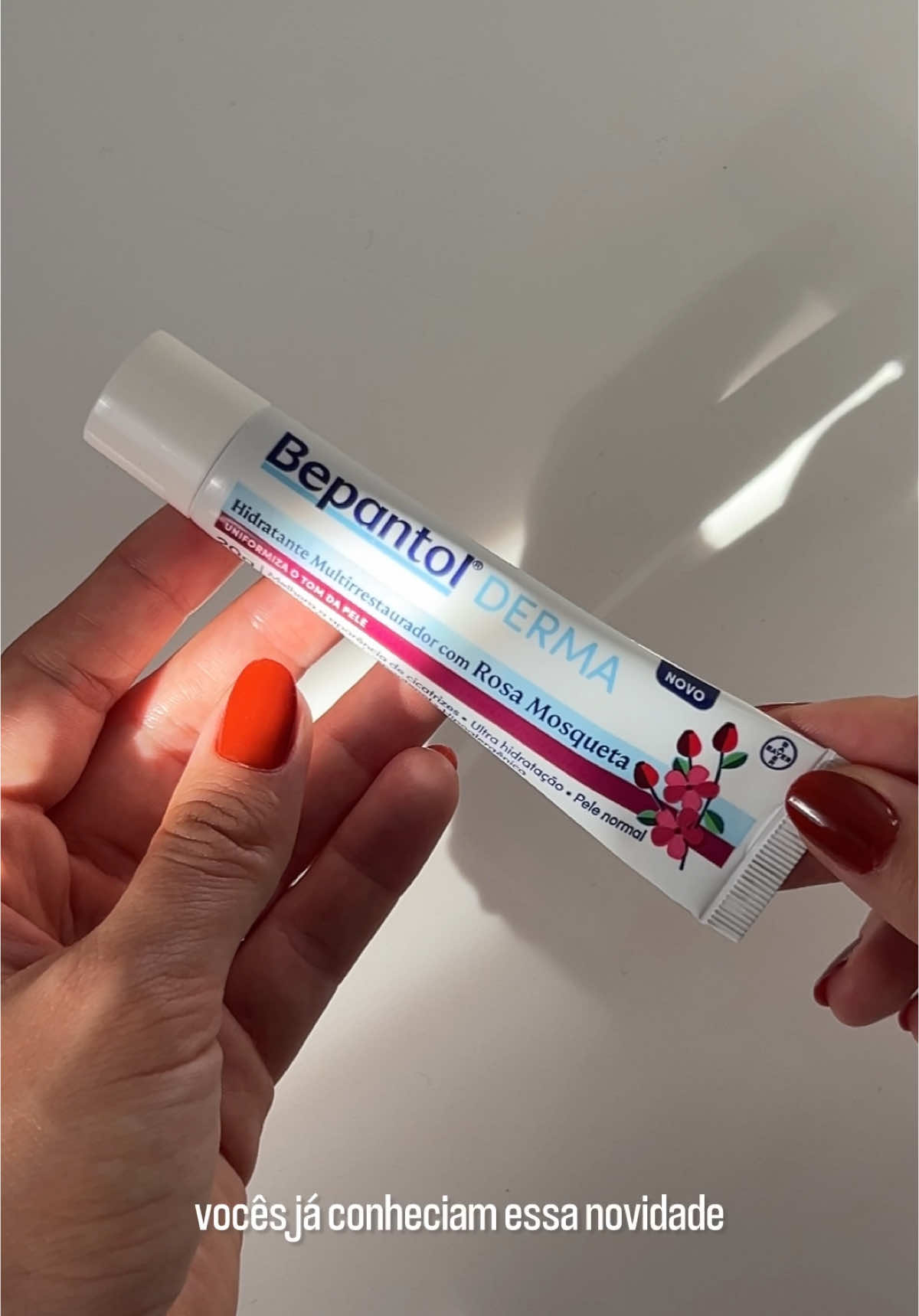 nas quartas usamos rosa… mosqueta 💗 a dupla queridinha reunida em um só produto, tem ação regeneradora, ultra hidratante, além de uniformizar o tom da pele ✨ @bepantoldermabr  #BepantolRosaMosqueta  #RosaDay // CH-20241216-116 — publi