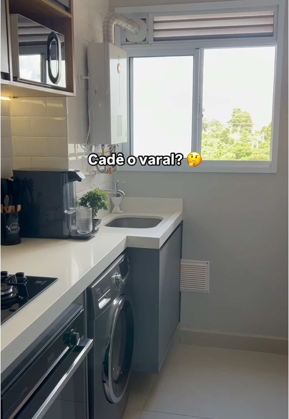 O varal mágico é perfeito para ambientes menores que precisam otimizar o espaço.  Fica super discreto e é muito prático! O nosso modelo tem 80cm e possui 5 varetas.  👉🏻 Já salva essa dica e compartilha com alguém. 😉 #varalmagico #varalretratil #apartamento #varalderoupas #lavanderia 