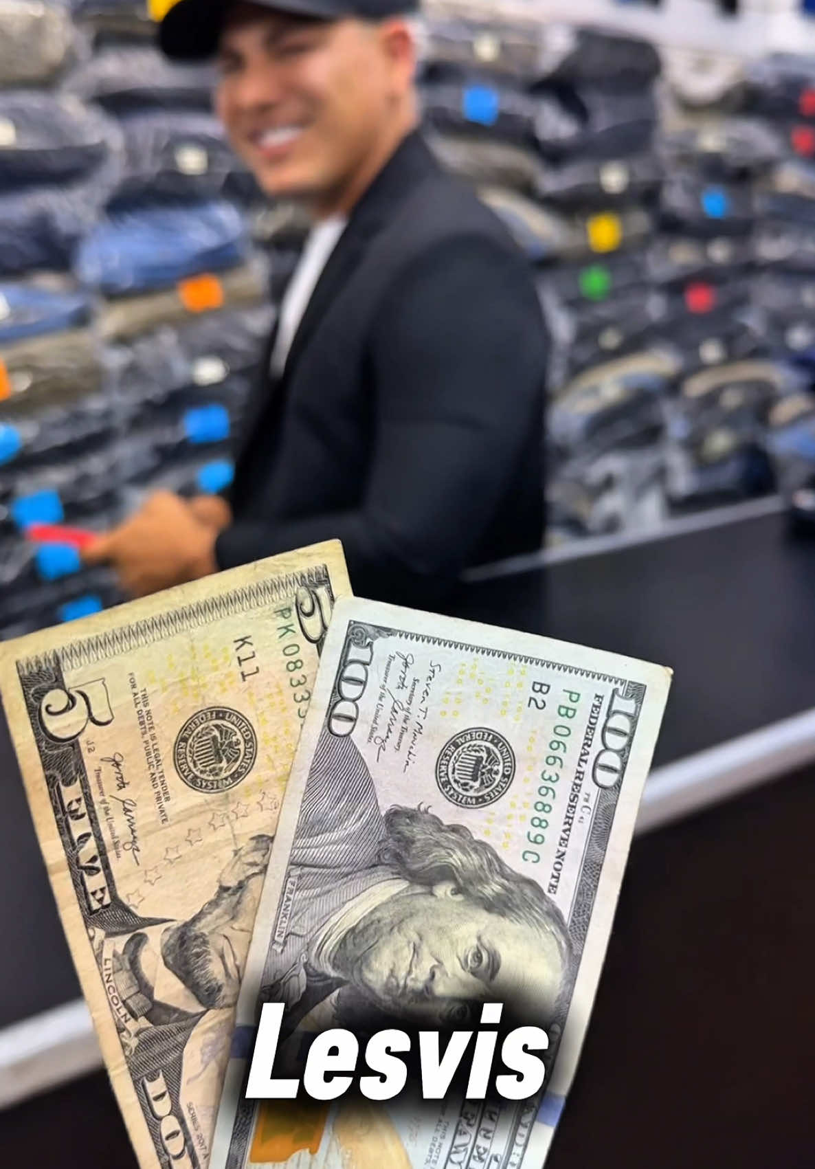 Por tan solo 105$ la docena de levi’s 501 ven y visítanos, estamos ubicados en el mercado los guajiros valencia estado Carabobo para mayor información por el 04244937633 #levis #levis501 #pantalones #pantalon #emprendedor #emprendedores #video #videoviralitiktok 
