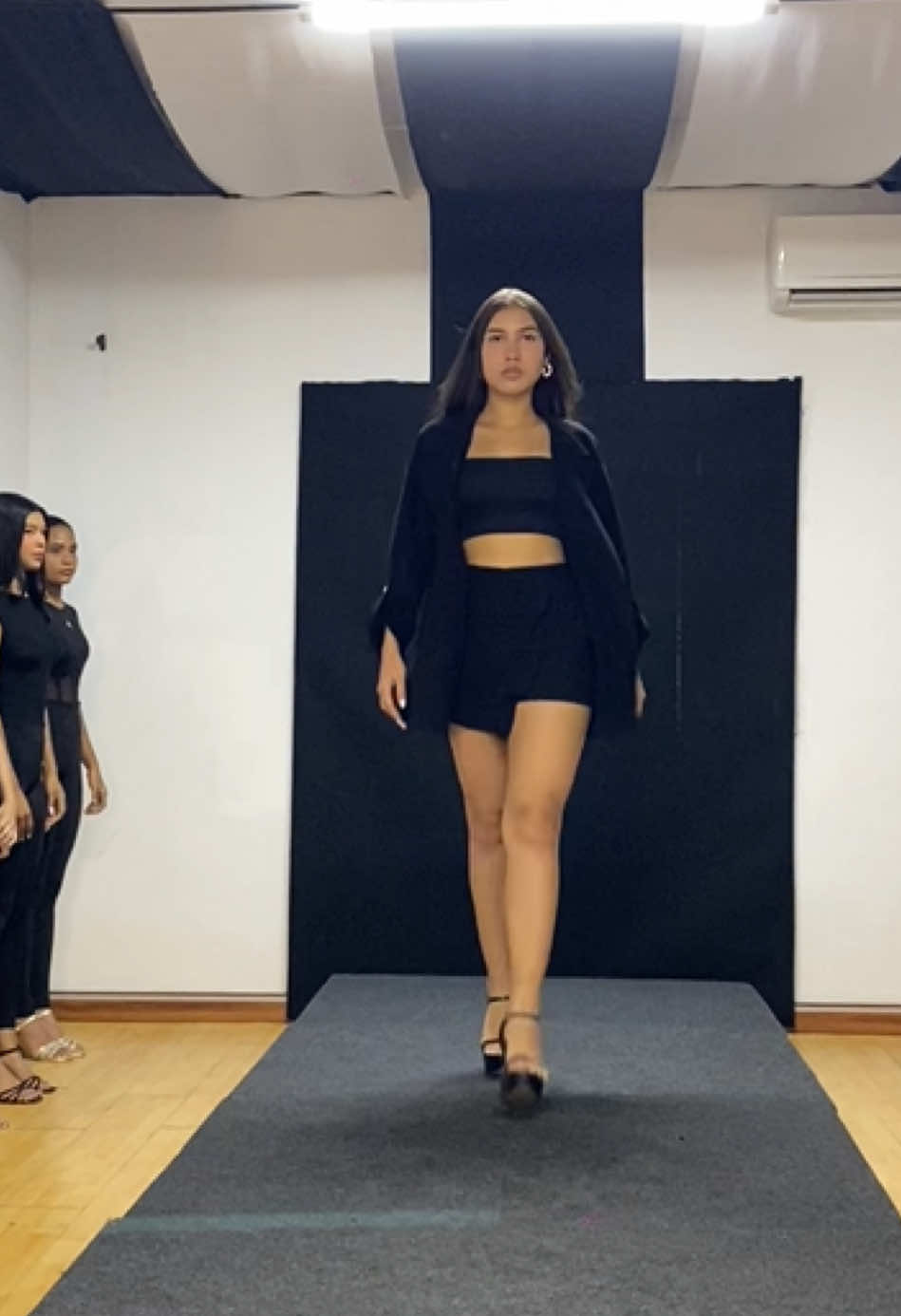 ¡Pasarela con poder, actitud y presencia! 👠✨ Nuestras top models están en formación constante 🔥 Cada clase es una oportunidad para pulir su técnica, proyección y seguridad en escena 💃💫 ¡Así se camina cuando se entrena con disciplina y pasión! ¿Tienes 16 años o más y sueñas con ser modelo profesional? ¡Esta es tu señal! Escríbenos al WhatsApp 300 518 2858 📲 y prepárate para brillar con nosotras en Estudio 10 👑 #TopModels #Estudio10 #PasarelaPro #ModelajeProfesional #ModelosEnFormación #ClasesDePasarela #TeenModels #AgenciaDeModelaje #BarranquillaModels #RunwayTraining #PasarelaConActitud #ModelAcademy