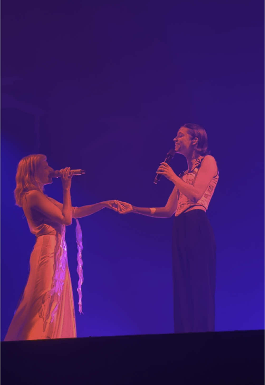 me and who ? #aurora #pomme #auroraconcert #auroraaksnes #fyp @AURORA @pomme 🥵 