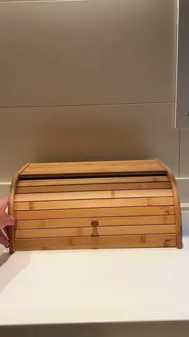ACHADINHO FUNCIONAL! Olha esse porta-pão de bambu que encontrei na Shopee! Além de super charmoso, ele mantém os pães fresquinhos e organiza a bancada da cozinha. Amei demais esse achado! Link nos stories e destaque Achadinhos! #AchadinhosDaYas #PortaPão #ShopeeAchados #CozinhaOrganizada #shopee #shop 