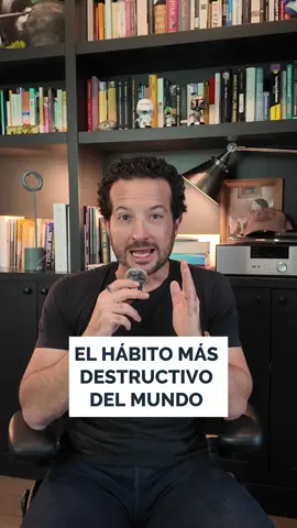 La duda constante es el hábito más destructivo de nuestro tiempo. No es el azúcar, no es fumar: es repetirte a diario que no puedes, que no eres suficiente. Y sin darte cuenta, esas palabras se convierten en tu verdad. El cambio profundo no empieza con hacer más, sino con hablarte mejor. Hoy es el día para cambiar tu diálogo interno: sí puedo, sí soy capaz, sí me lo merezco. ¿Qué nueva frase vas a elegir hoy?
