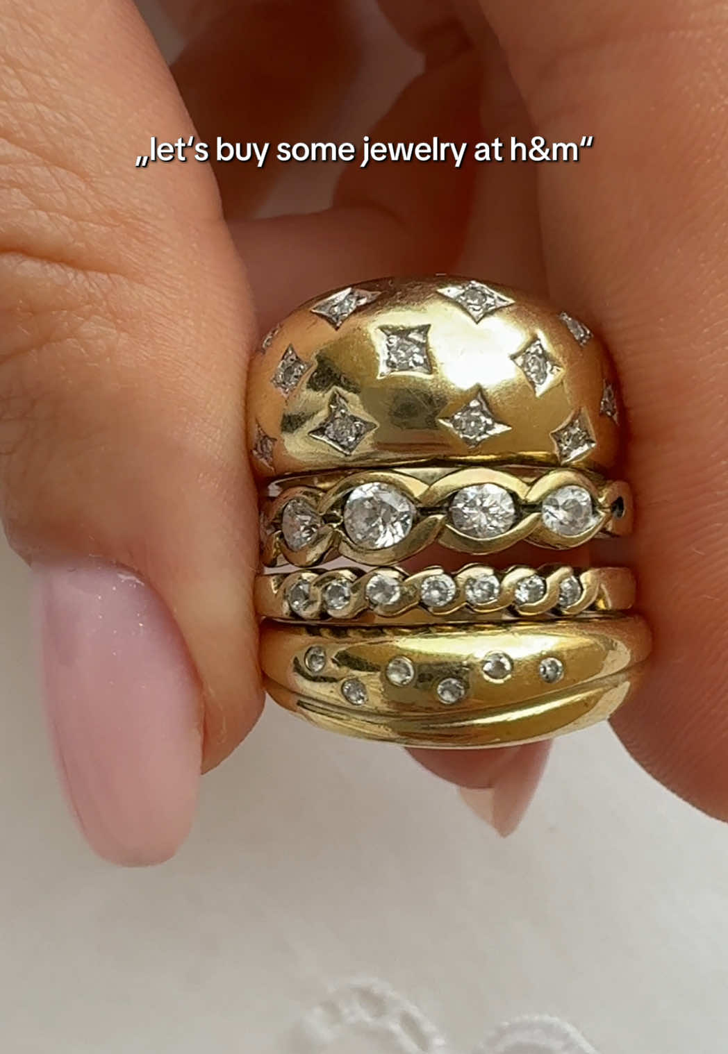 not the set of 10 rings for 14.99€ that will look ugly after one wear🥲 #goldjewelry #vintagejewelry #goldring #finejewelry #goldrings #solidgold #solidgoldjewelry #vintagering #fastfashionjewelry #hmhaul #cheapjewelry 