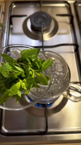 تبتهج الروح بعمق والسبب كوب شاي 🤎☕️