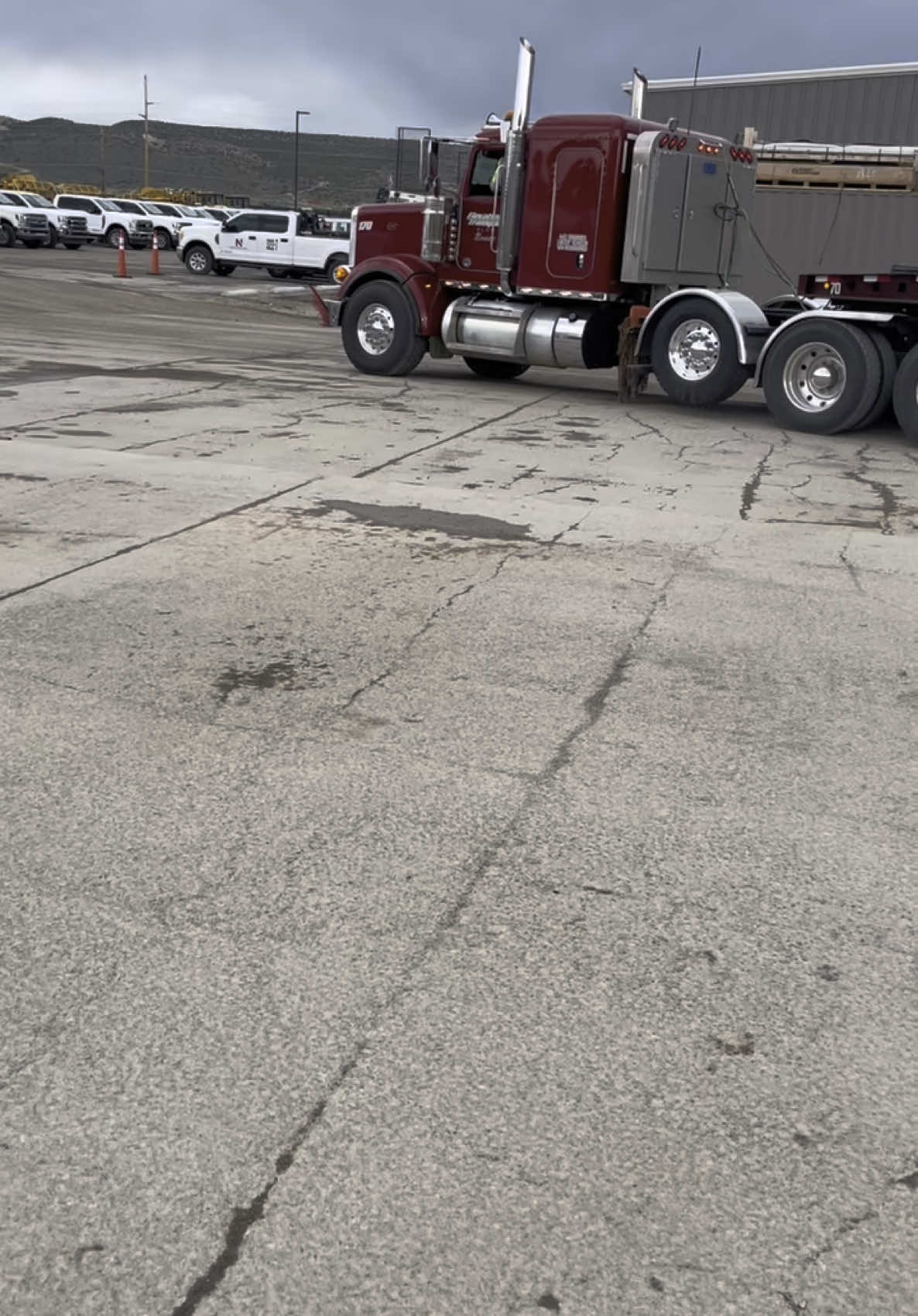 You gotta take pride in what you do. It’s not always guts and glory—plans shift, things break—but we don’t quit. We get it done. Cool little clip rolling out of the yard—figured I’d throw it up. Out here running with some of the best crews and some serious equipment.            Disclaimer: The views and opinions expressed are my own and do not represent those of any company or organization I work with. #HeavyHaul #GreaseAndGrit #TruckinHard #DieselInMyVeins #OversizeLoad #BlueCollarStrong #NoShortcuts #WorkinMan #TruckerGrit #BigRigLife #EarnedNotGiven #HardWorkPaysOff