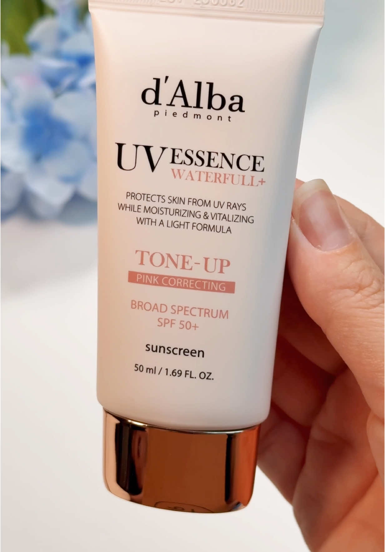 If there’s one sunscreen I’ve been reaching for nonstop lately, it’s this beauty right here—@DALBA Waterfull Tone-Up Sunscreen SPF50+! Not only does it offer serious sun protection (SPF50+ PA++++), but it also gives my skin the dewiest, most radiant glow—like a serum and sunscreen in one. The texture is so light and breathable, no greasy finish, no pilling—just smooth, hydrated skin all day long. I’m obsessed with how the universally flattering pink tone evens out my complexion and doubles as a gorgeous makeup base. And the combo of mineral and chemical filters keeps my skin protected without irritation. It’s become my go-to for that fresh, glowy skin look—even on no-makeup days! #dalba #sunscreen #glowingskin #kbeauty #spf50 #toneupsunscreen #beautyroutine #dewyskin #skincarefavorites #koreanskincare #sunprotection #skincaremusthave