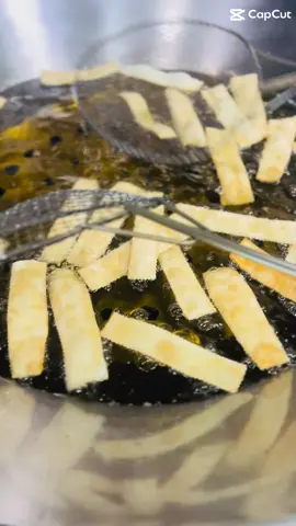 Você nunca mais vai olhar pro pastel do mesmo jeito… Imagina tirinhas crocantes de pastel, polvilhadas com açúcar e canela, mergulhadas no doce de leite cremoso… É o petisco perfeito pra adoçar o seu dia! Vem experimentar essa delícia no Sabor da Feira Pastéis, direto da praça! Rua Osman Lins, 325 – Antônio Zanaga, Americana/SP. Marca alguém que ama um docinho diferente! Salva esse vídeo pra não esquecer onde encontrar! #SaborDaFeira #PetiscoDoDia #PastelDoce #AmericanaSP #GastronomiaDeRua #PastelComDoceDeLeite #vemprapraça 