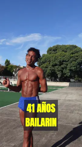 Entrevista en la calle a bailarin de 41 años con gran físico, preguntándole cómo entrena y cómo se alimenta. #CharlasFit #bailarin #Fitness #calistenia #entrenamiento #bienestar #consejos #salud  