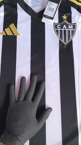 ALVORADA DO GALO A nova camisa do galo 2025 em parceria com a Adidas é uma homenagem a história do clube, com detalhes em dourados insperados nos primeiros raios de sol e no brilho do amanhecer, representando a determinação e o orgulho pela história alvinegra. Inspirada em momentos históricos do clube, como a conquista dos títulos brasileiros de 1937 e 1971. #atleticomineiro #galoucura #galaodamassa 