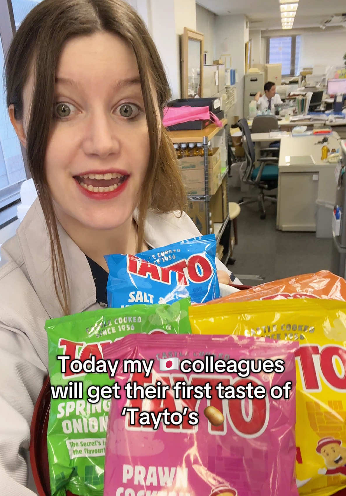 Today we examine our first foreign flavor collection of chips (crisps) from Nortjern Ireland! How will my Japanese colleagues fare in the eye of Salt, Vinegar and… Prawn? Watch how everyone misidentifies the flavors ✨🥔 Shoutout to M. For the Tayto package! #workinginjapan #livinginjapan #japanlife #japanthings #lifeinjapan #gaijin #interview 