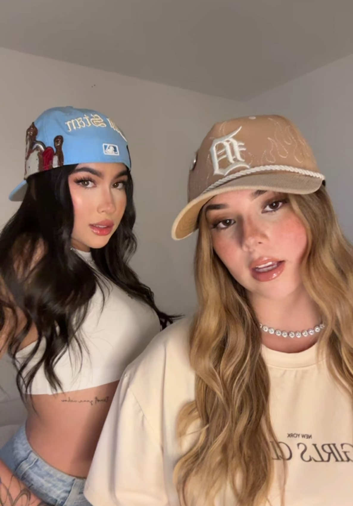 👩🏻👩🏼