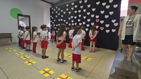 🎶 “Você me viu nascer, crescer e andar...” Com essa linda canção da Turma do Balão Mágico, nossos alunos do 1º Ano emocionaram ao expressar todo o carinho e gratidão por quem sempre esteve ao lado deles. Uma homenagem doce e cheia de amor para celebrar o Dia das Mães. 💖🌷 🎓 Conheça mais sobre nossa escola! 🚀 Matrículas abertas #cnsm #ensinoemprimeirolugar