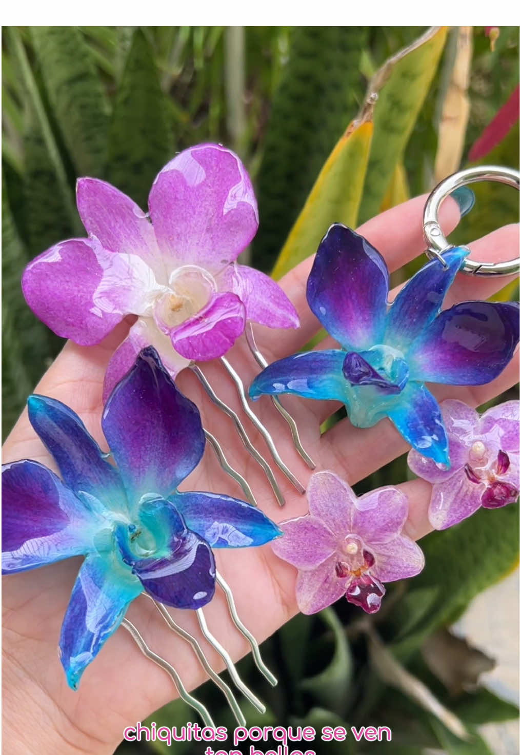 Así se puede ver un día en el taller sellando orquídeas 🌸 Aquí te enseño un poco del proceso sellando orquídeas para transformarlas en diferentes piezas como pantallas, accesorios para el cabello y bag charms 🤩 Este es un proceso que conlleva tiempo y atención 😍: •las flores pasan por un proceso de secado durante unos cuantos días en silica gel •se sellan en resina, dandoles varias capas para endurecerlas y cubrirlas por completo  •y se montan en diferentes piezas 🌸 para obtener hermosos resultados como los que te enseño aquí 🤩 Todas las flores son reales 🌸 Adquiere las tuyas en  🛒creacionesan.com    #creacionesan #negocioboricua #joyeriapuertorico #puertorico #puertoricojewelry #orchids #driedflowers #flowerjewelry #orchidearrings