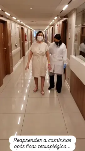 Reaprender a caminhar após ficar tetraplégica total pelo botulismo, com quase 10 meses de UTI, aos 45 anos, sustentando 70 quilos e a força da gravidade parece simples, mas foi absurdamente difícil, todavia eu venci. Na verdade foi um milagre e graças ao esforço da equipe multidisciplinar do hospital e a minha capacidade de não desistir. Fisioterapeuta @liviaclira.fisioterapia Doralice Goes www.palestrabotulismo.com  Compre meu livro no site www.palestrabotulismo.com  #frase #motivação #superação #superar #tetraplegia #paralisia #uti #hospital #vida #liberdade #palestrabotulismo #palestrante #palestra #palestratime #botulinium #botox #botulismoalimentar #botulismo #botulisme #botulism #palestramotivacional #botulinico #doralicegoes