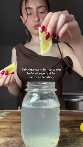 One of the easiest tips 😋  #lemonwater #bloating #bloatingtips #breakfast #flattummy 