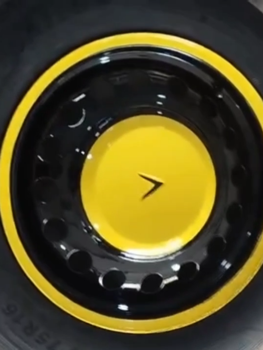 Bé ba VF3, Sơn tạo hình mâm xe tại TST Lazang. #CapCut #vf3 #lazang #vinfast #phay #live #auto #mâmxe 