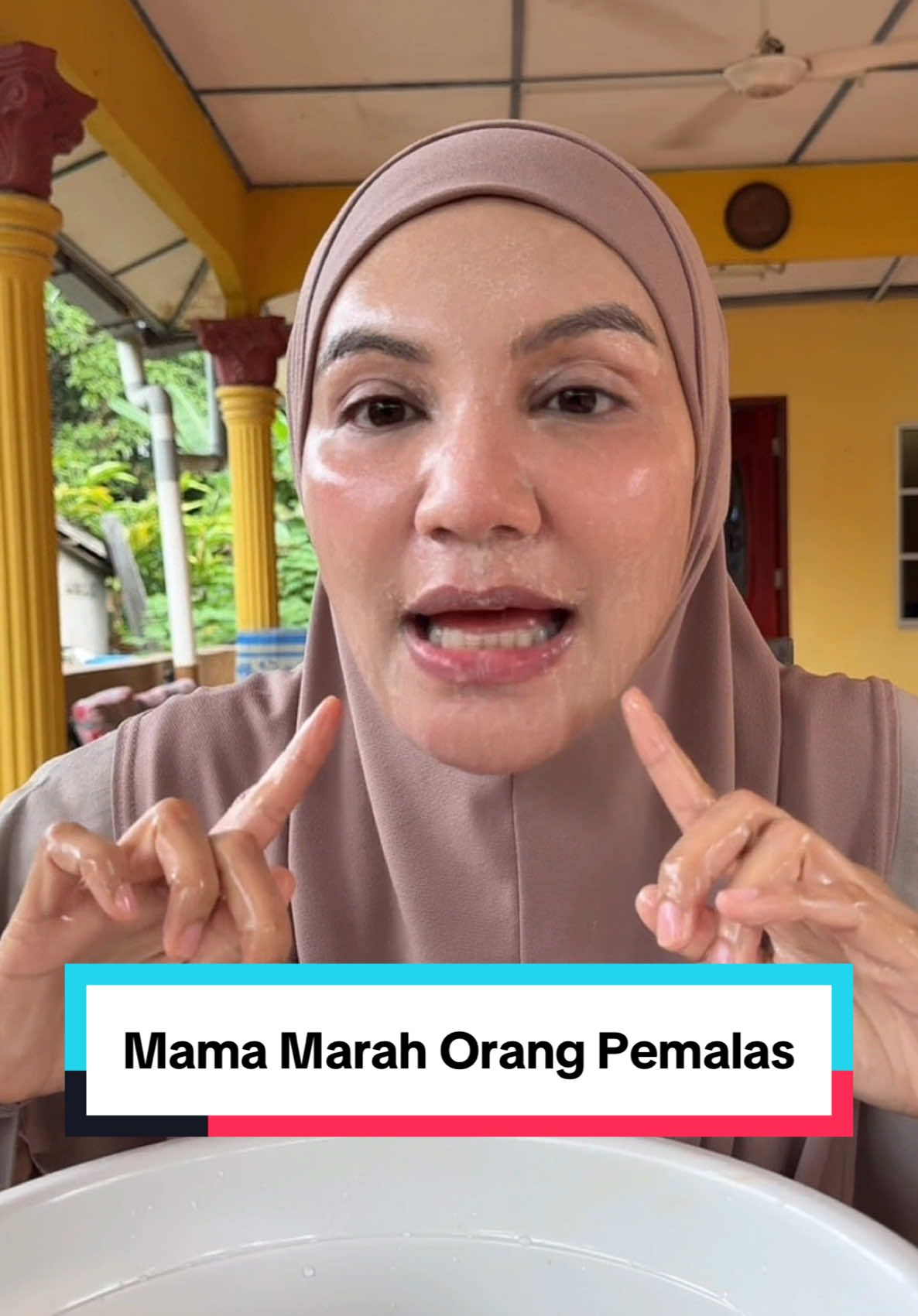 Replying to @Mamaomey mama marah ya orang malas malas nak jaga muka ni. Bukan susah pun nak buang suncreen ni. Pakai air dah settle. Jaga la muka tu jgn pemalas