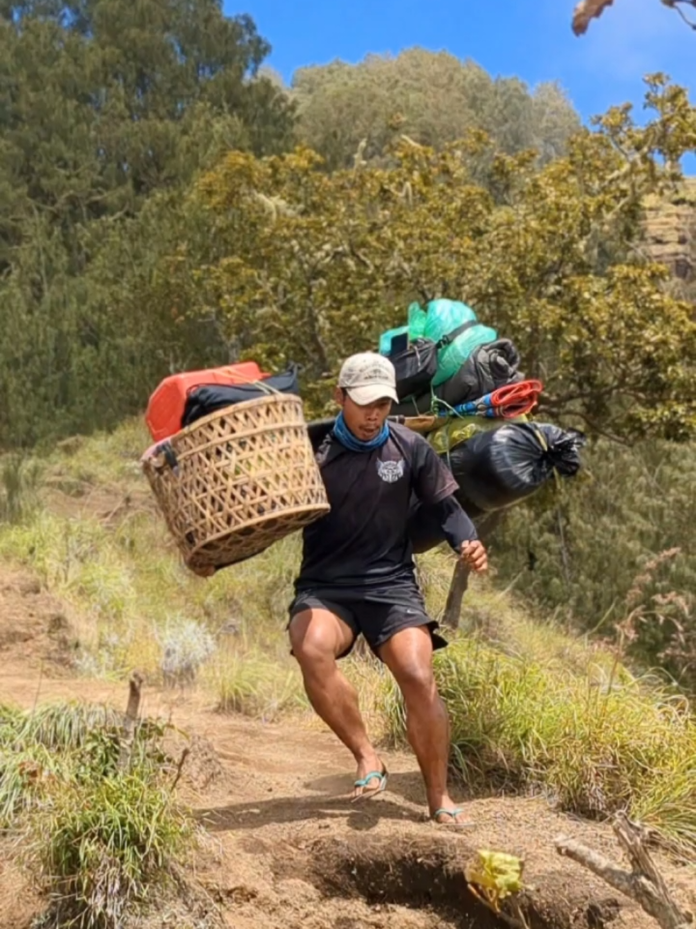 Porter Rinjani, berat di pundak, ringan di langkah 🐐🌋 #PorterRinjani #GunungRinjani #kakikakikuat 