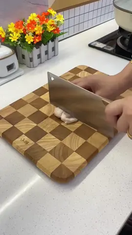 This convenient sharpening stone is really very useful. Even girls can sharpen knives with one hand. The operation is simple. It is suction-type and can be firmly attached to the countertop or the wall. It can also be disassembled and moved at will. It is extremely convenient! #SharpeningStone