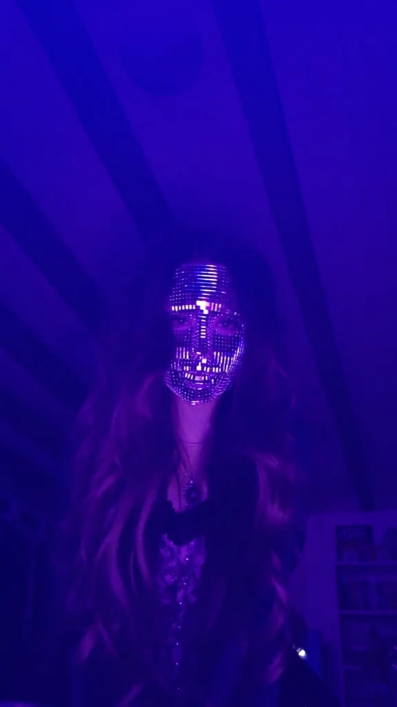 Ну теперь можно и в клуб🪩 | всю ночь клеили эти маленькие стекляшки😫 #discoballmakeup #discoballskin #makeup #fyp #recommendations #makeuptrend #makeuptrends 