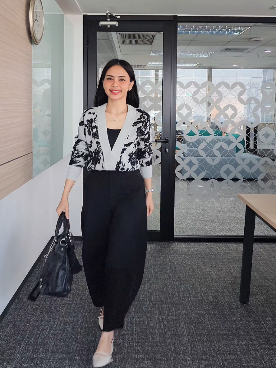 This backsound = ate 🤌🏻 #fyp #4u #4upage #OOTD #corporatelife #outfitsimple #outfitkantor #fitcheck #todayoutfit #fashiontiktok 