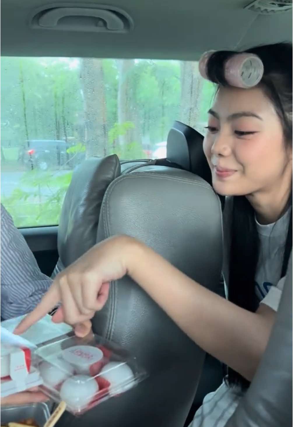 snack queens 👑🍫💝 @arhoung @P.ampispam  #QueendomTheSeries #ArhoungPam #PamArhoung #fyp #foryoupage #ThaiGL #บันเทิงtiktok 