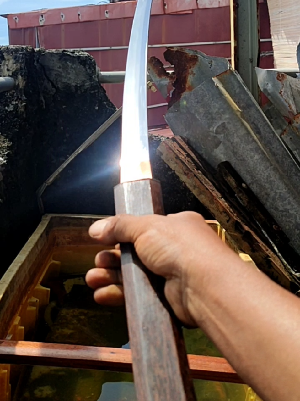 The second polishing has been completed. #blackknife84 #black_knife84 #blacksmith #wakizashisword #tanto #japansword #yakiire #reels #reelsinstagram #short #shorts #shockbreaker #kikir #bearing #sping #bohler #golok #golsem #bilah #bilahindonesia #knives #bowie #blade #handmade #skills #hobby #hamon #clay