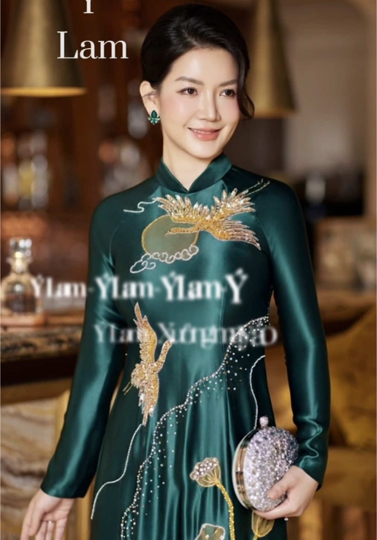 Tôn da, tôn dáng - mẫu này là chân ái ạ #aodai #aodaivietnam #aodaicuoi #xuhuong #xuhuongtiktok #aodaitrungnien #aodaitruyenthong #aodaime #aodaibasui #aodaithietke #aodaiylam 