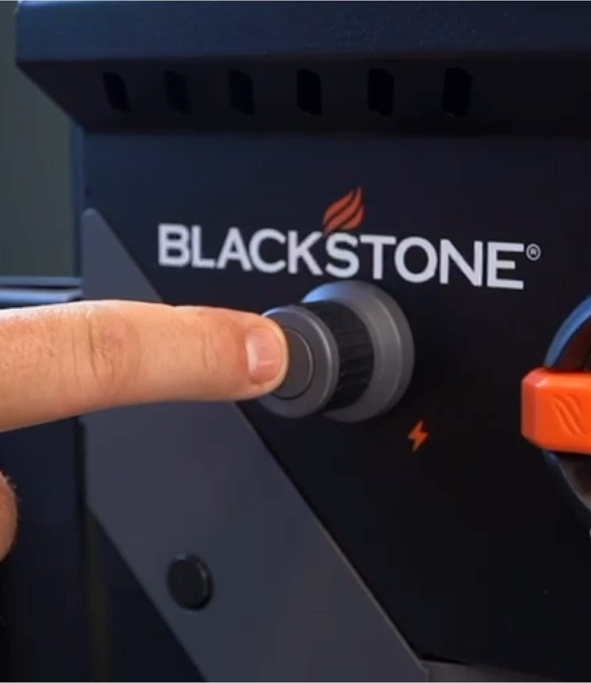 Meiltä aika ajoin kysytään videota Blackstone ParilaGrillin pinnoittamiseen. Tässä video olkaa hyvät 🔥 #blackstone #blackstonegriddle #parilagrilli 