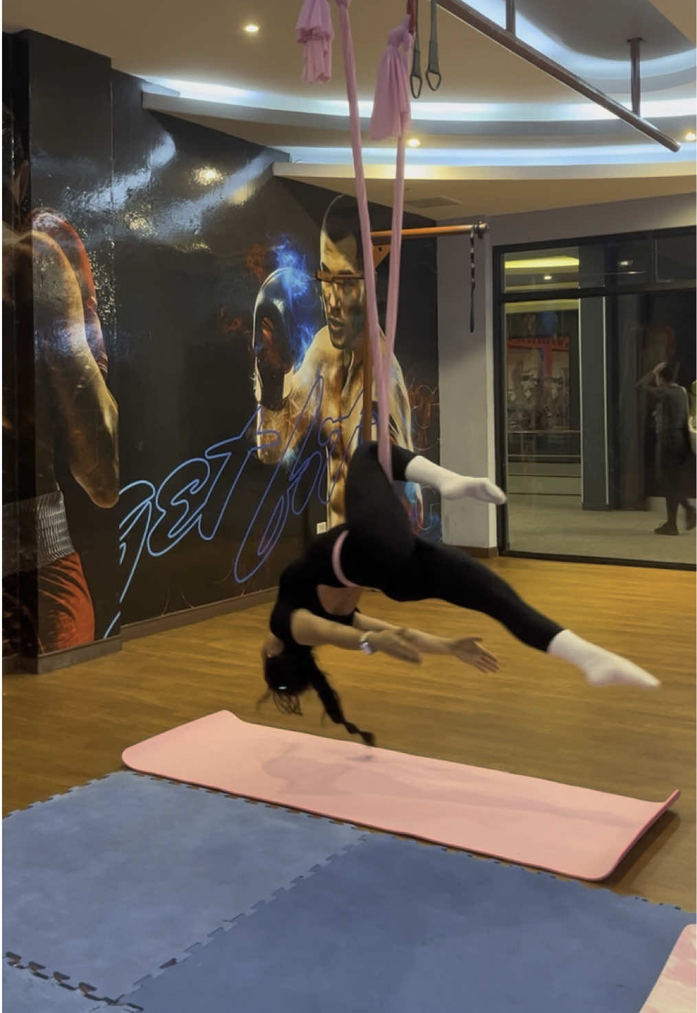 Aero Yoga 🧘‍♀️  #flexible #aeroyoga #paz