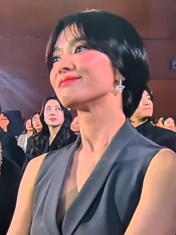 Song Hye Kyo at the 2025 Beaksang Awards, Kyo was emotional 🫂#songhyekyo #송혜교 #beaksang 