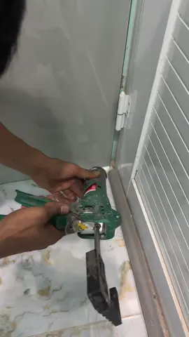Biết là màu trắng sẽ nhanh ố vàng nhưng gia chủ vẫn bắt mình bắn keo trắng các bác ạ 