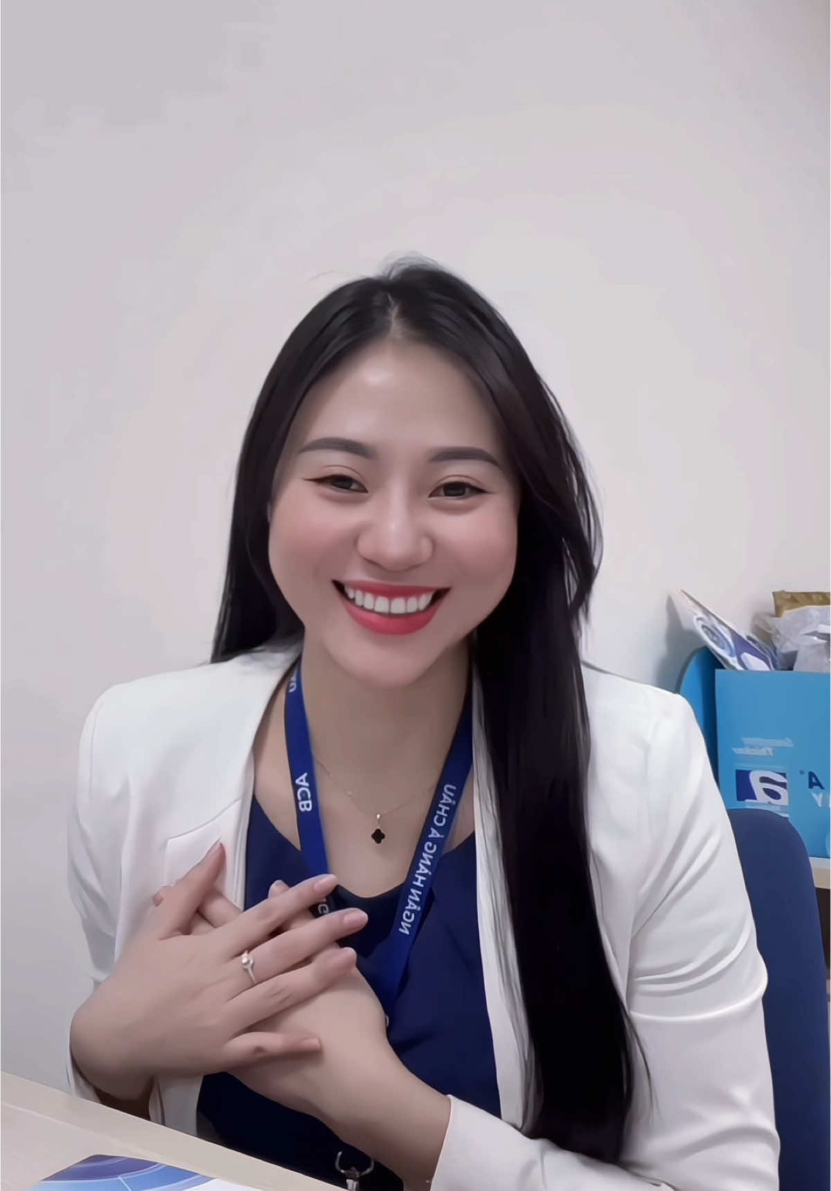 Mặt em hơi tròn, nhưng lòng em thẳng, Thả thính là thật, không hề quanh co. Ai mê mặt mập, bước nhẹ lại đây, Tim em còn trống, để dành cho anh! 🥰❤️🥰 #CapCut #fyp #xh #viral #banker #acb 