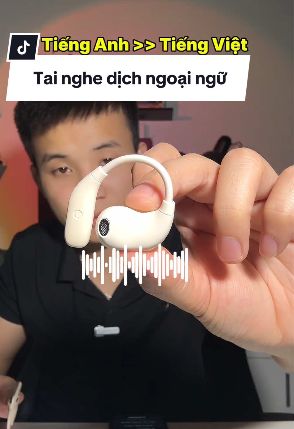 Trả lời @Puuubby 🤡🤡 Tai nghe phiên dịch 2 chiều ngôn ngữ XT66PRO của nhà LENOVO. Dịch được 134 ngôn ngữ khác nhau, 1 lần bấm dịch cả cuộc hội thoại 2 chiều giúp trò chuyện người nước ngoài dễ hơn. Ngoài ra em nó nghe nhạc cũng rất hay, và thiết kế đeo trên vành tai nên đeo rất thoải mái #tainghebluetooth #tainghedich #tainghedichngoaingu #tainghekhongday #tainghephiendich #phiendich #quangnghene 