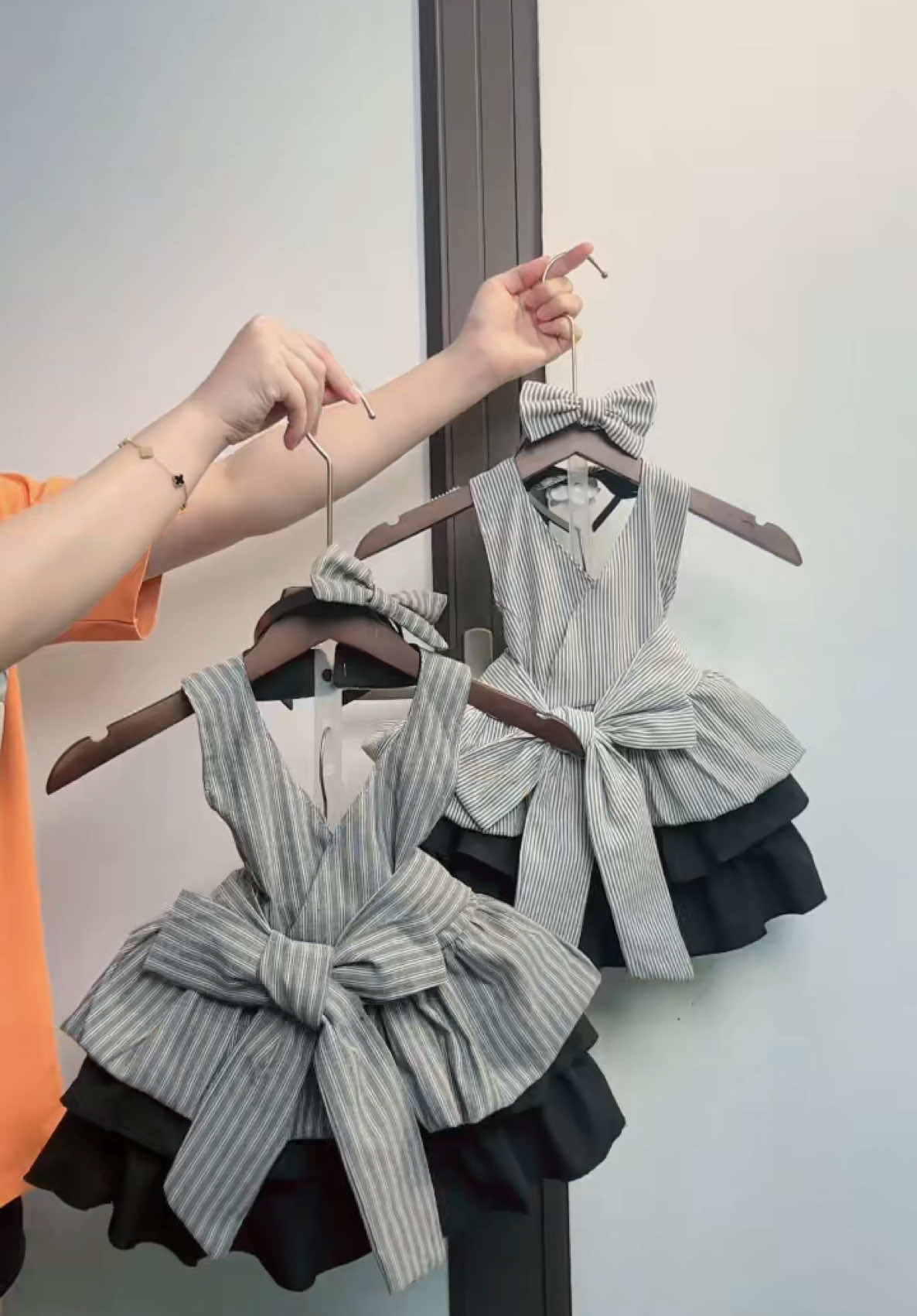 🎀 sét 3 chi tiết : áo cổ yếm kẻ nơ hở lưng bo chun nhún xinh + chân váy xoè 2 tầng + kèm bờm tóc xinh bé gái 🎀#setcoyemkeno#ngocanhkids #xuhuong #setxinh #thoitrangbegai #thoitrang2025 #thoitrangtreem #treanding 